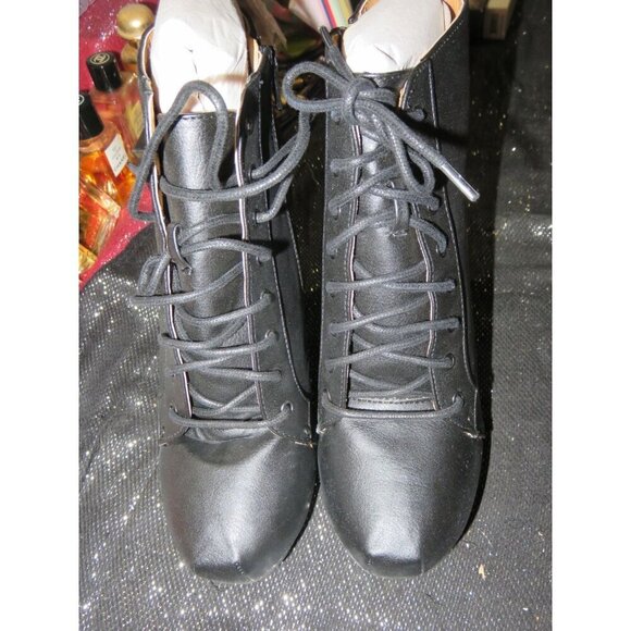 Qupid Puffin Black Leatherette Lace Up Platform Wooden Heel Ankle Bootie sz 8 - Picture 3 of 14